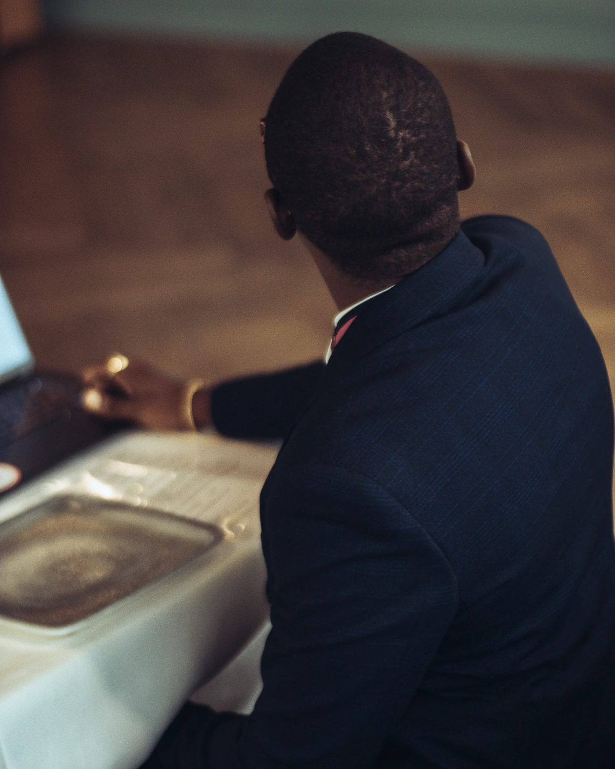 Ondernemer in pak die het digitale register op een laptop bekijkt