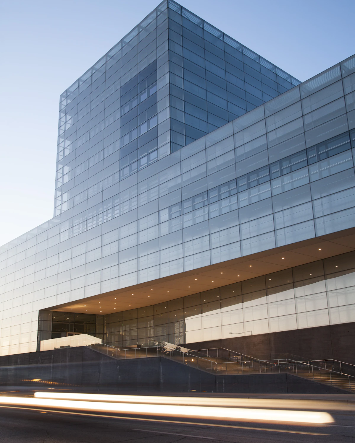 Modern glazen kantoorgebouw in de schemering
